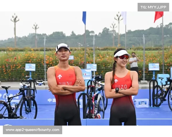 运动员与观众击掌互动：世运会铁人两项赛场景象